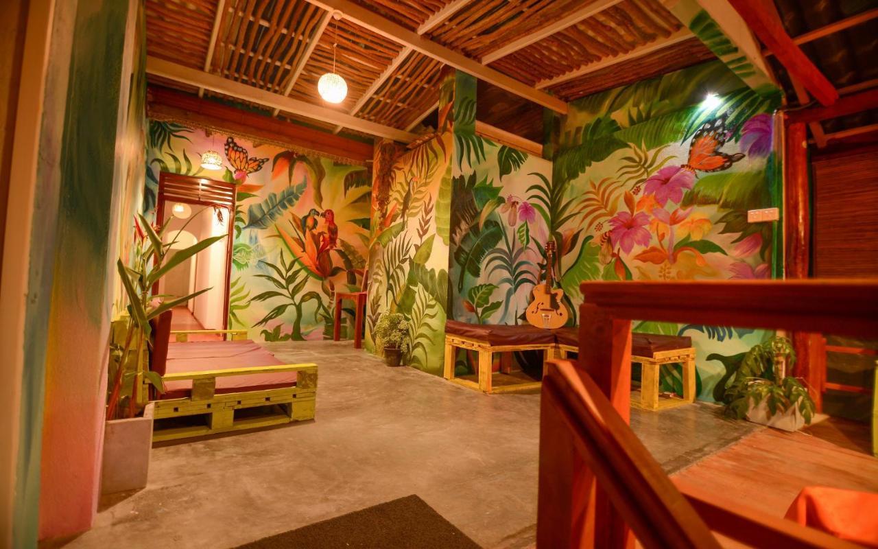 ホテル Palm Leaf Surf Cafe ガル エクステリア 写真